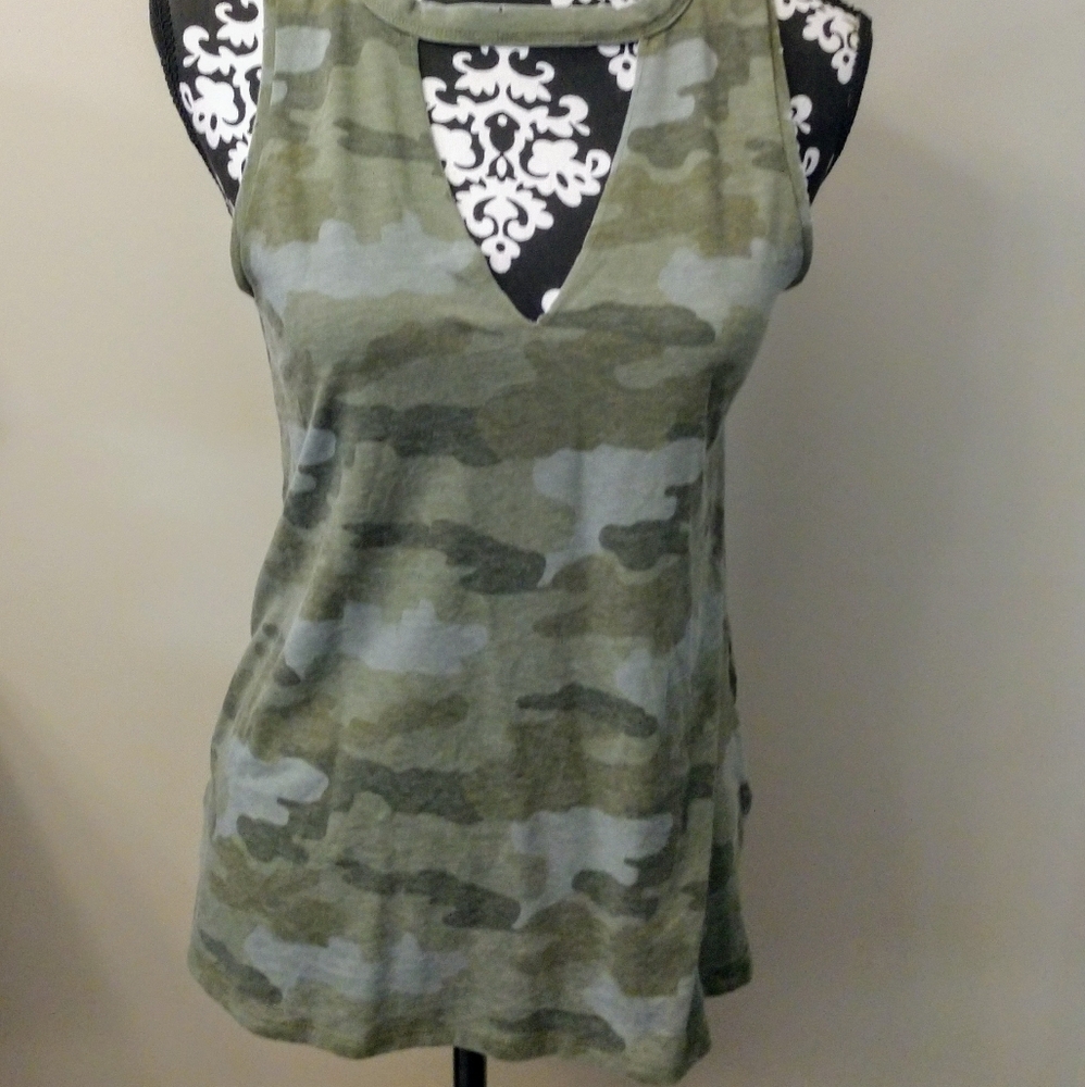 💚AMERICAN EAGLE CAMOUFLAGE SLEEVELESS TOP